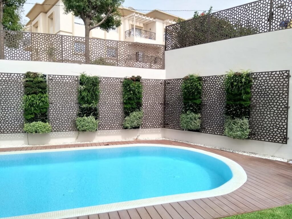 Mur végétal naturel autonome pour villa piscine - Botanica Maroc
